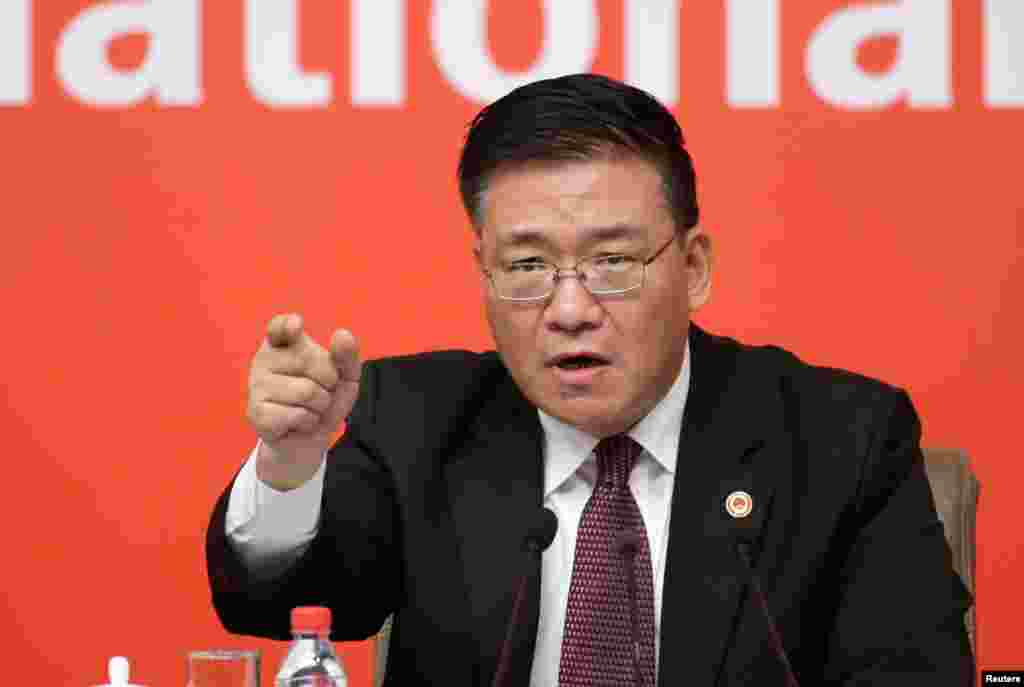 中联部副部长郭业洲在中共十九大记者会上 (2017年10月21日)。彭博社提问,中朝关系去年以来恶化,特别是两党关系,中联部部长宋涛上次会见朝鲜官员是什么时候?郭业洲回答说,中朝两党有着传统的友好交往,不过“双方之间什么时候、在什么层级上开展人员交往,这要看双方的需要和双方的方便”。