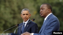 奥巴马总统和肯尼亚总统肯雅塔在记者会上（2015年7月25日）