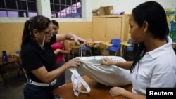 投票站工作人员筹备5月5日登场的巴拿马大选。(路透社)