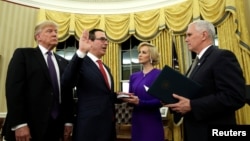 在白宫总统办公室 ,美国财政部长斯蒂夫·姆努钦在彭斯副总统主持下宣誓就职,她的未婚妻在场(2017年2月13日)。姆努钦在过去两个月一直在监管政府的税收改革法案