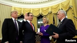 在白宫总统办公室 ,美国财政部长斯蒂夫·姆努钦在彭斯副总统主持下宣誓就职,她的未婚妻在场(2017年2月13日)。川普总统出席了姆努钦的就职仪式并称赞他说“我们国家的金融体系真的掌握在能人手里了”