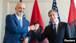 美国国务卿布林肯(右)2021年6月13日在布鲁塞尔会见了阿尔巴尼亚总理埃迪·拉马(路透社)