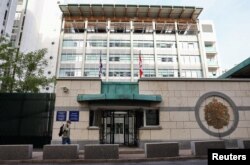 一名行人走过英国与加拿大驻莫斯科大使馆外。(2024年9月13日)