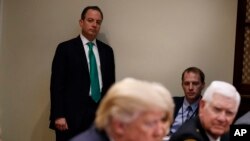 Tư liệu - Chánh văn phòng Nhà Trắng Reince Priebus đứng nghe Tổng thống Donald Trump phát biểu với các cảnh sát trưởng quận hạt trong Phòng Roosevelt của Nhà Trắng, ngày 7 tháng 2, 2017.