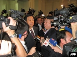 薄熙来在进入人大会堂重庆厅时受到记者包围