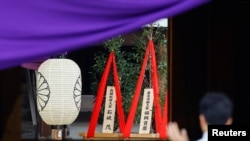日本新任首相石破茂仿效前首相岸田文雄的作法,向靖国神社供奉了被称为“真榊”的供品。(路透社:2024年10月17日)