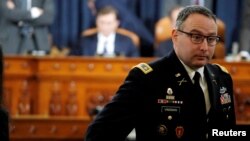 资料照片:白宫国家安全会的助理、陆军中校文德曼在众议院情报委员会作证期间暂时休息。(2019年11月19日)