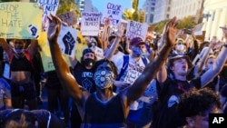 2020年6月4日在美国首都白宫附近举行示威的抗议者。