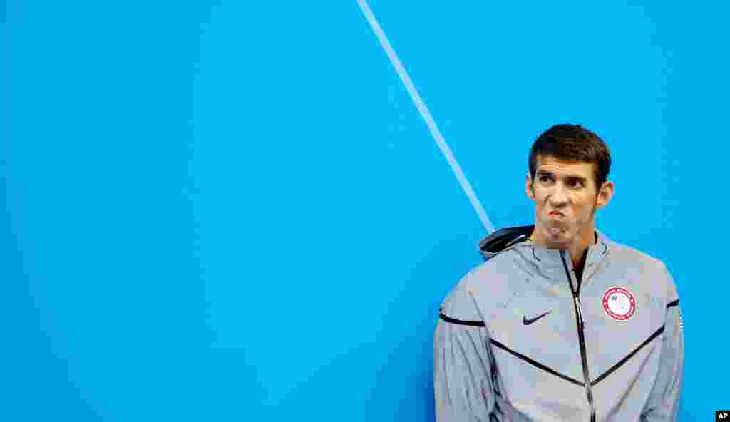 Vận động viên Hoa Kỳ Michael Phelphs đợi nhận huy chương bạc trong trận chung kết môn bơi lội nam 200 mét bướm. Phelps hôm nay phá kỷ lục về huy chương Olympic, với 19 huy chương sau khi đoạt huy chương vàng trong m&