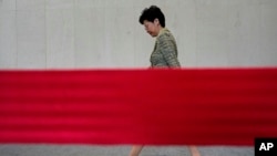 香港特首林郑月娥在政府总部前去出席一个记者会。(2019年9月24日)