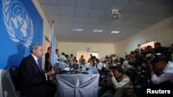 The United Nations Special Rapporteur for human rights in Cambodia, Surya Subedi, reads from a document during a news conference in central Phnom Penh, Jan. 16, 2014