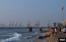 斯里兰卡总理维克勒马辛哈正式向中方确认,停建了一年多的中资科伦坡港口城市项目将恢复兴建。(美国之音朱诺拍摄,2016年1月9日)