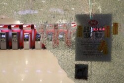 香港汇丰银行在湾仔的一个自动取款机房在元旦大游行期间遭到破坏。(2020年1月1日)