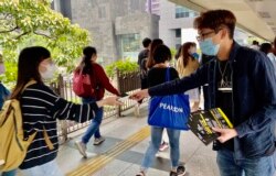 香港民间人权阵线召集人陈皓桓派传单，呼吁市民关注入境条例修订 (美国之音/汤惠芸)