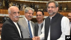 巴基斯坦新当选总理阿巴希(右)与反对党领袖握手。(2017年8月1日)