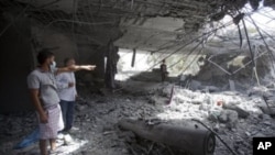 利比亚官员周日带媒体成员观看被炸的卡扎菲家人住宅
