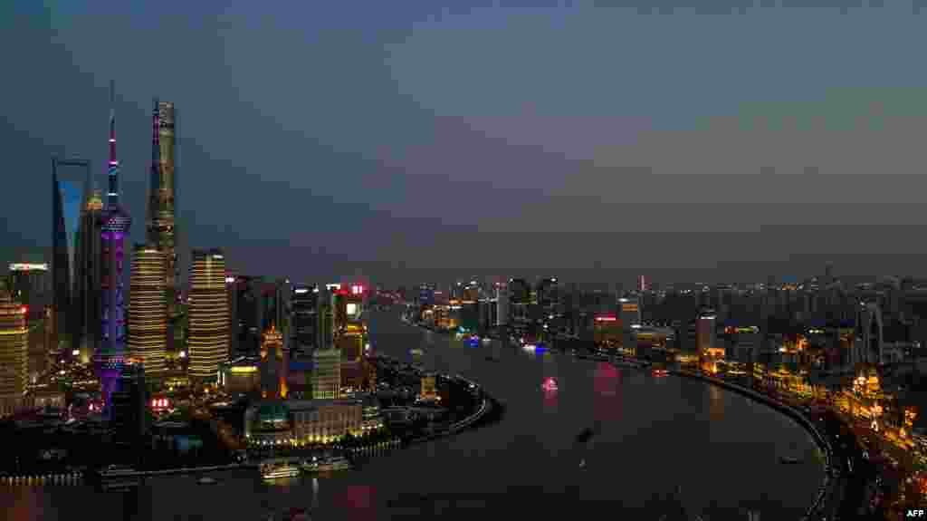 夜上海,黄浦江两岸金融区的天际线,左侧是浦东,右侧是外滩和浦西(2018年4月7日)。