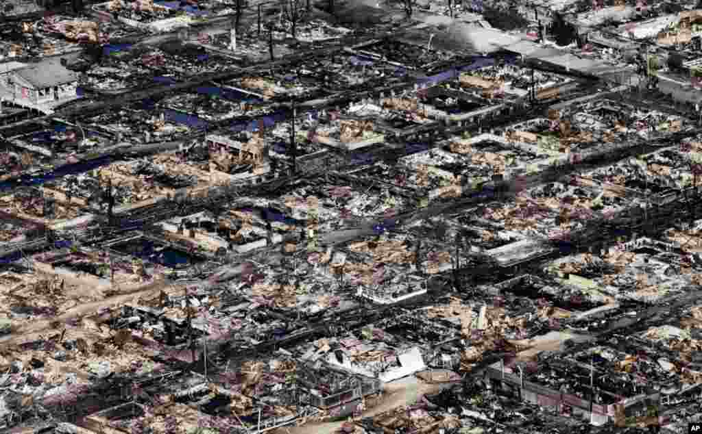 Khu dân cư Breezy Point, New York, từ trên không ngày 31 tháng 10, 2012, nơi mà hơn 50 căn nhà đã bị thiêu rụi vì bão.