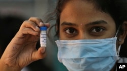 在2020年3月5日(星期四)的档案照片中,一名印度医生在海得拉巴州一家政府医院内展示了由印度AYUSH部委下属的一组专家推荐的顺势疗法药物,该药声称可预防COVID-19