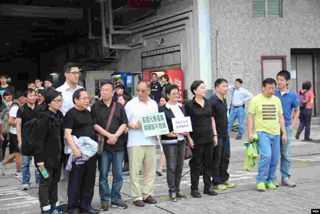 香港记者协会等8个传媒组织在明报工业中心外集会,声援明报员工,要求明报撤回解雇决定,并呼吁各界一同守护守护新闻自由及明报(2016年5月2日,美国之音海彦拍摄)