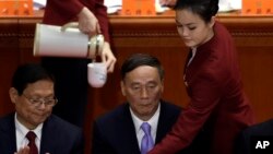 中共十八大上,王岐山副总理(中)在主席台上,王岐山后来成为中纪委书记(2012年11月8日)