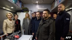 欧盟委员会主席冯德莱恩在乌克兰总统泽连斯基的陪同下参观了基辅火车站一个载有医疗设备的车厢。(2023年11月4日)