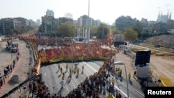 支持独立公投的加泰罗尼亚人在巴赛罗纳街头游行。(2014年9月11日)