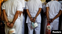 资料照片:2019年12月27日,萨尔瓦多查拉特南戈,MS-13团伙成员等待登上一辆从查拉特南哥监狱转移的公共汽车。