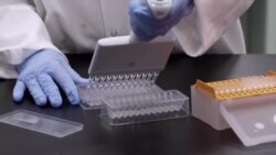 美国多地医护人员接种新冠疫苗 美国多地医护人员接种新冠疫苗