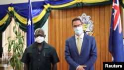 2022年4月13日,所罗门群岛总理索加瓦雷与澳大利亚国际发展与太平洋事务部长塞色里亚举行会议,讨论中所签署的安全协议。(照片由澳大利亚外交与贸易部提供。)