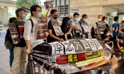 26名香港民主派人士因去年六四烛光集会被控涉嫌参与未经批准集结等罪名 (美国之音/汤惠芸)