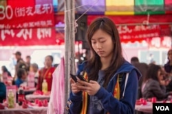 为寒士尾牙服务的志工。 (美国之音记者方正拍摄)