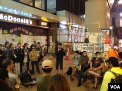 行动派人士在宣讲将行动升级(美国之音海彦拍摄)