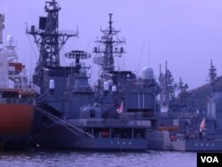 停泊在横须贺日本海上自卫队基地的军舰群(美国之音歌篮拍摄)