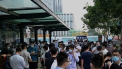 2021年9月15日,中国深圳恒大总部大楼外面有人群聚集。