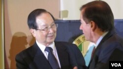 台湾前总统府资政吴里培(左)(美国之音容易拍摄)