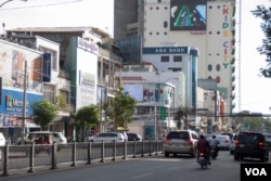 在金边,英语和高棉语的标志牌占据忙碌的西哈努克大道。