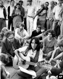 1967年9月,民歌手琼.贝兹坐在旧金山的一个街头角落,为大家演唱