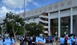 香港政府未经地区咨询,容许华大基因在港岛西区中山纪念公园体育馆改建临时”火眼实验室”,进行全民病毒检测,引起当区居民不满,一批民主派中西区区议员8月7日早上到场抗议,并要求召开区议会特别会议,约200名警员到场驻守。 (美国之音汤惠芸拍摄)