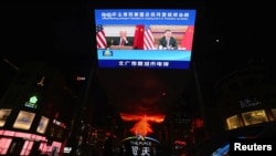 2021年11月16日,一个屏幕播放中国官媒中央电视台新闻联播,中国国家主席习近平和美国总统拜登举行视频会谈。