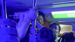 河南郑州暴雨中地铁五号线的车中乘客被困洪水中。(2021年7月20日)