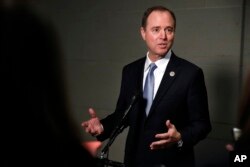 众议院情报委员会资深民主党成员亚当·希夫(又译谢安达)在国会山对媒体讲话。(2017年11月30日)