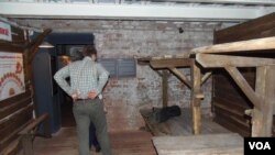 莫斯科古拉格博物馆复制的当年古拉格集中营牢房内部。(美国之音白桦拍摄)