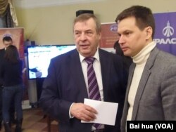 前国家杜马议长谢列兹尼奥夫(左)(美国之音白桦拍摄)