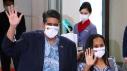 太平洋岛国帕劳的总统惠普斯和夫人2021年4月1日在台湾桃园国际机场与众人挥手致意(路透社)