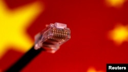 资料照:以中国国旗为背景的网络线缆插头