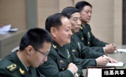 2017年12月7日,中共中央军委副主席张又侠和装备发展部部长李尚福(右二)在克里姆林宫(维基共享 - 俄罗斯联邦总统网站照片)。李尚福成为首位遭外国制裁的中共将领。