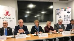 美国外交政策全国委员会代表团2019年12月2日在华盛顿东西中心发表访问东亚看法(美国之音锺辰芳拍摄)