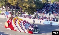 今年玫瑰花车游行表扬二战日裔美国军人的花车(美国之音国符拍摄)