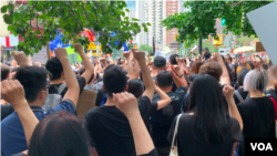 将近一千人星期天在纽约曼哈顿集会,声援香港抗议行动。久岛拍摄。